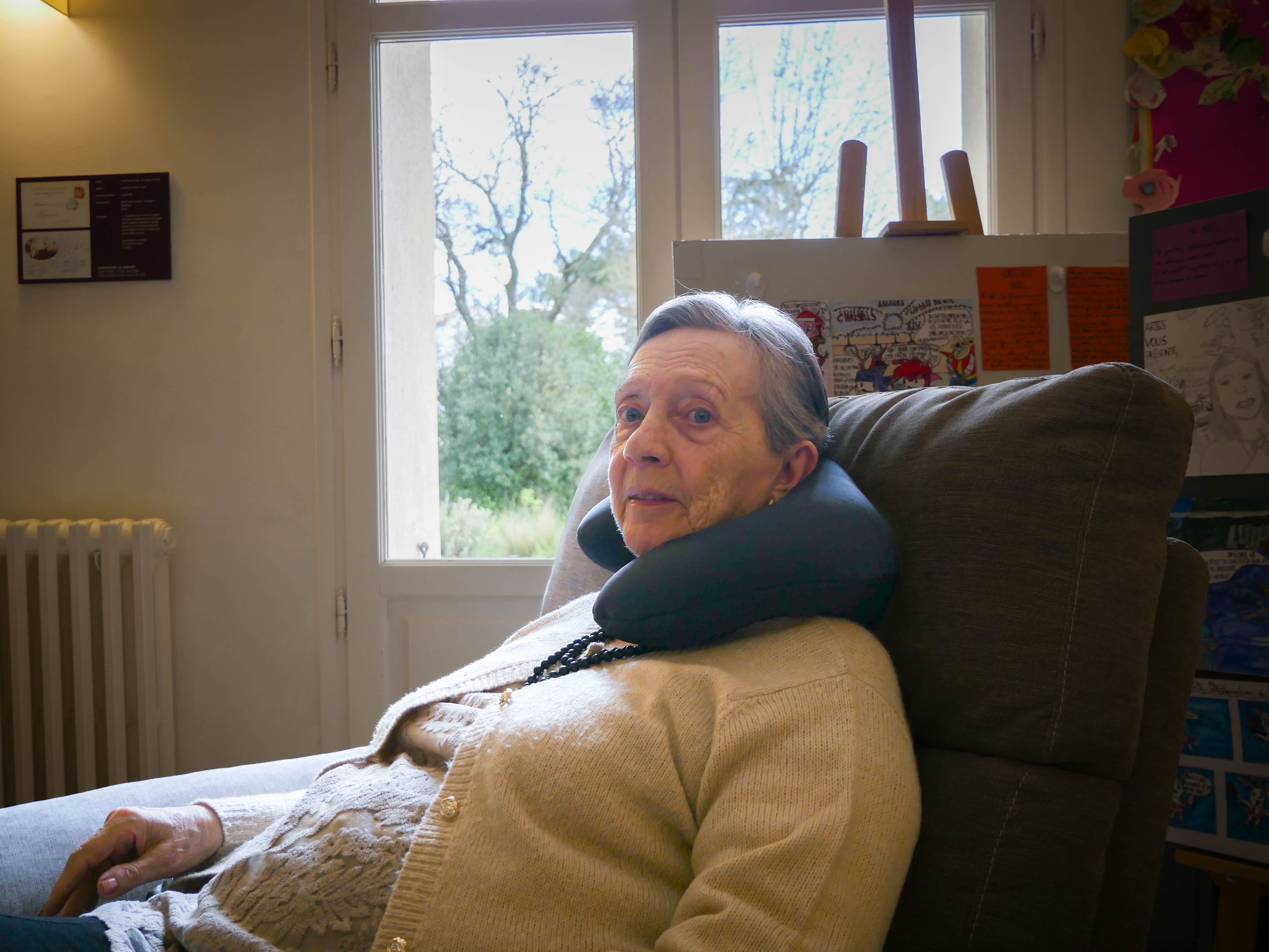 Femme âgée assise dans un fauteuil