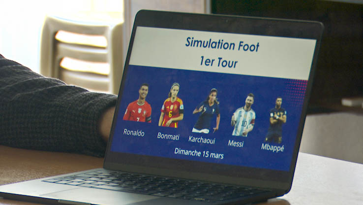 Ordinateur portable sur lequel on peut voir des joueurs et joueuses de football  pour simuler des candidats aux municipales