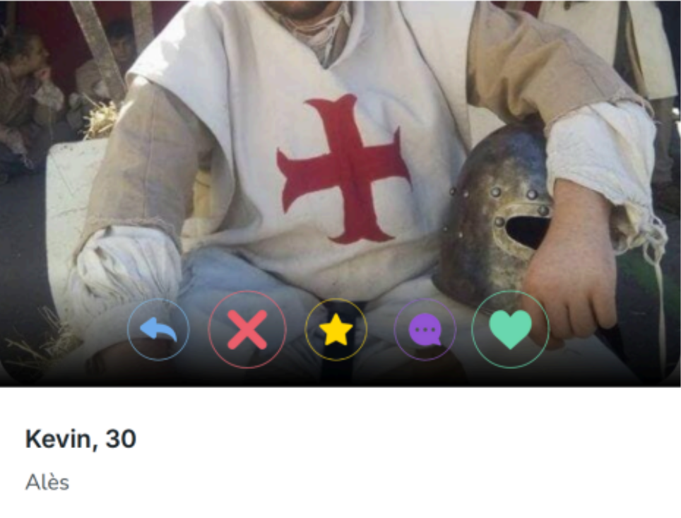 A travers sa tenue chevalresque ornée d'une croix Patée, Kévin fait référence aux croisades catholiques, une référence de l'extrême droite. 