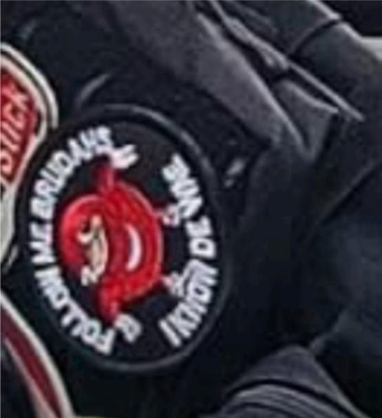 Sur le gilet de moto de Seb, un patch “follow me brudahs i know da wae”
