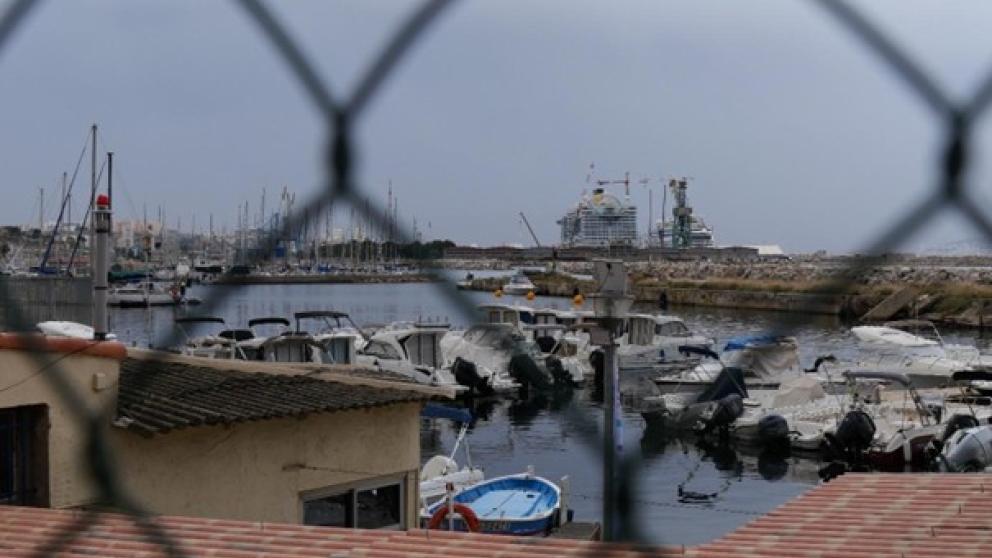 A l’horizon, au sud de l’Estaque, pointent les ferries du grand port de Marseille. ©Marion Lescuyer 