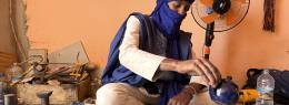 Hamma le Magnifique, réfugié Malien dans sa boutique de bijou au coeur de Nouakchott, servant le thé.