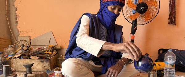 Hamma le Magnifique, réfugié Malien dans sa boutique de bijou au coeur de Nouakchott, servant le thé.