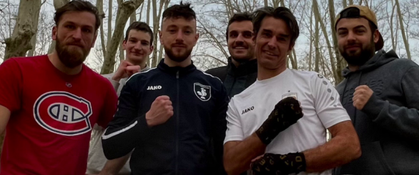 Thomas Cazeneuve, double champion du monde de chessboxing entouré de ses camarades