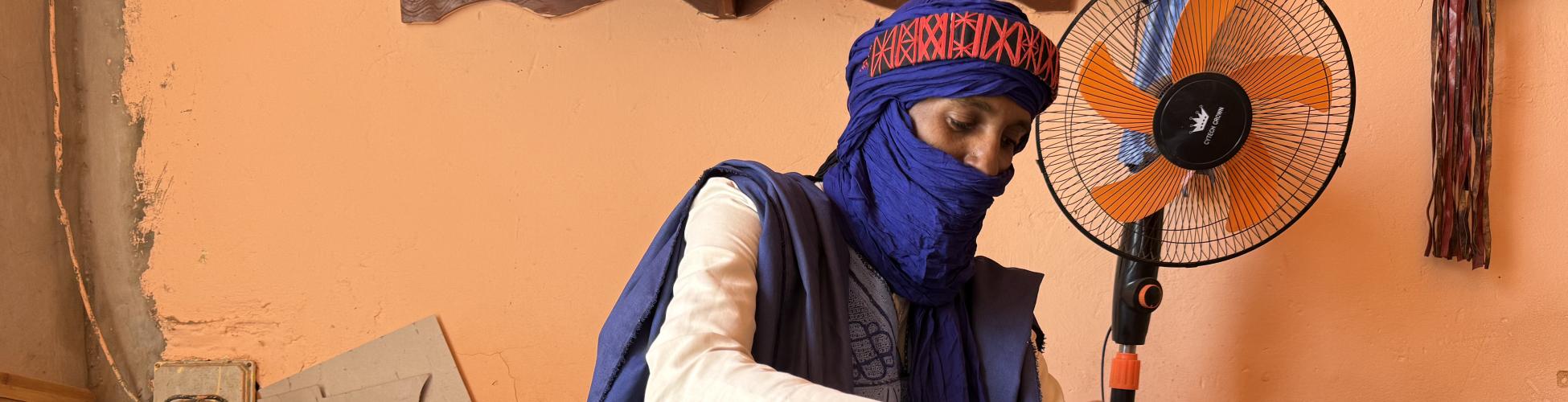 Hamma le Magnifique, réfugié Malien dans sa boutique de bijou au coeur de Nouakchott, servant le thé.