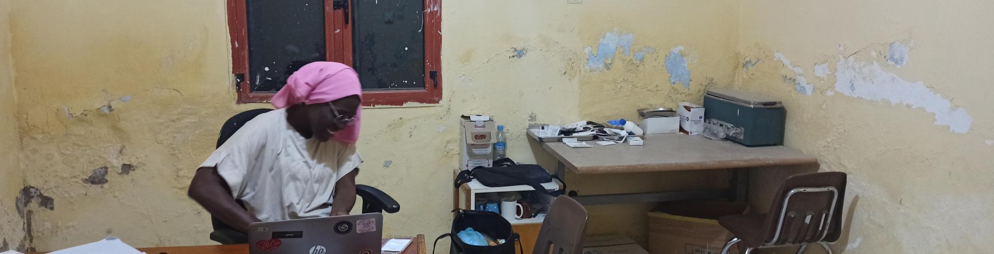 L'infirmière Haby Sow dans la salle de consultation