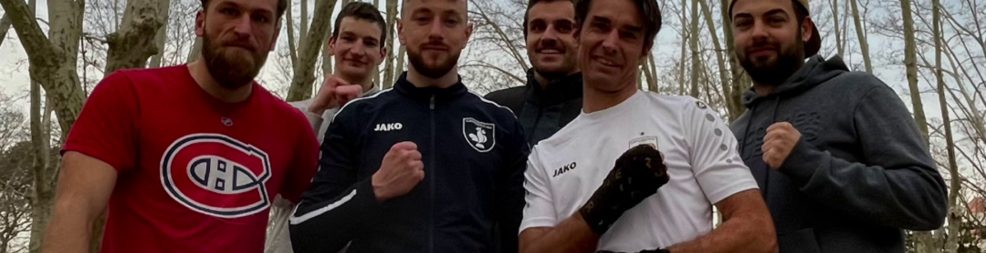 Thomas Cazeneuve, double champion du monde de chessboxing entouré de ses camarades